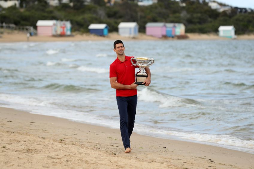 Novak Djokovici pozând cu trofeul Australian Open pe Brighton Beach FOTO Guliver/GettyImages