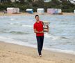Novak Djokovici pozând cu trofeul Australian Open pe Brighton Beach FOTO Guliver/GettyImages