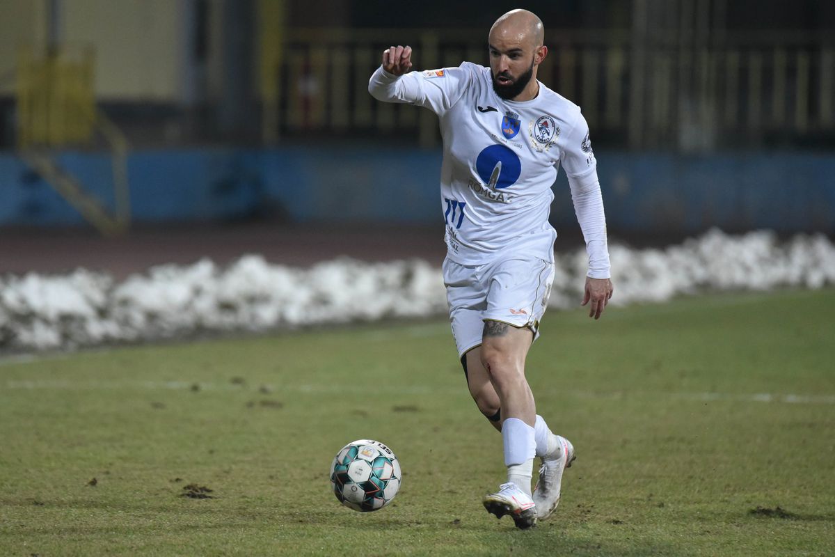 Acuzaţii de blat după Gaz Metan - CFR 0-1: „Daţi-mi voie să mă gândesc la orice!” » Cifrele alimentează suspicinile: trupa lui Teja a fost surprinzător de „cuminte” spre deosebire de alte jocuri