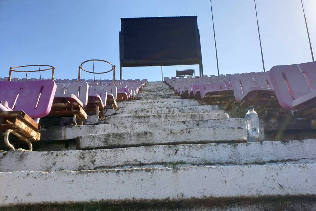 FOTO Imaginile degradării pe un stadion din România » Cum a ajuns să arate una dintre arenele-simbol din fotbalul nostru