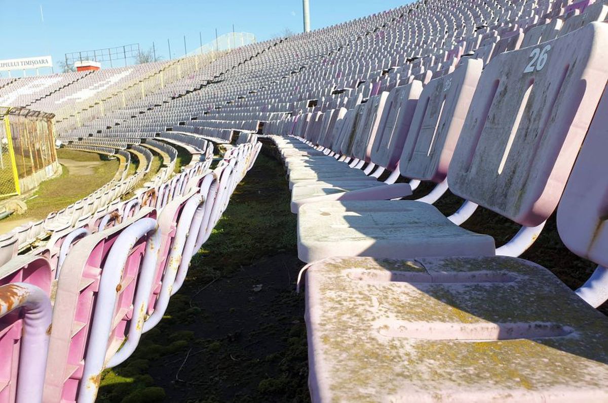 FOTO Imaginile degradării pe un stadion din România » Cum a ajuns să arate una dintre arenele-simbol din fotbalul nostru
