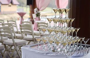 Vrei un turn de pahare de șampanie la nuntă? Află tot ce ar trebui să știi!