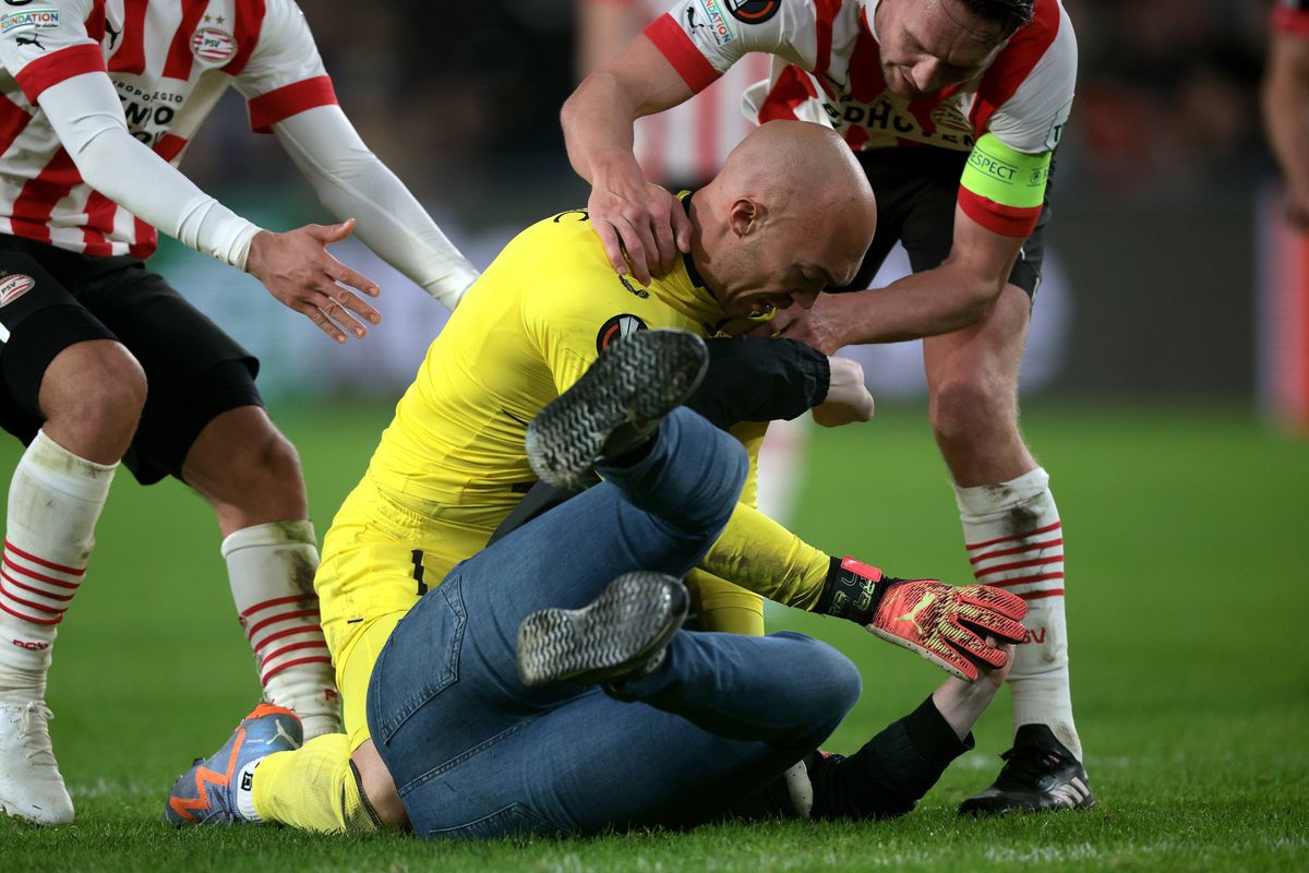 Pedeapsă aspră pentru fanul care l-a atacat pe portarul Sevillei, la meciul cu PSV, din Europa League » Interzis pe stadion timp de 40 de ani