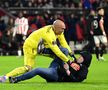 Pedeapsă aspră pentru fanul care l-a atacat pe portarul Sevillei, la meciul cu PSV, din Europa League » Interzis pe stadion timp de 40 de ani