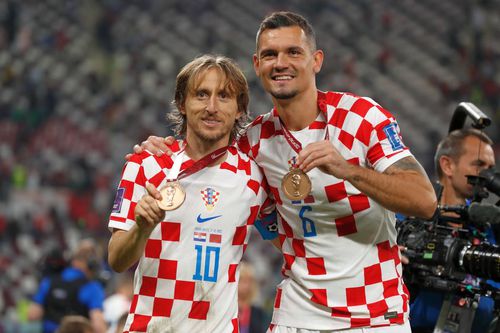 Lovren (dreapta), alături de Modric, la sărbătoarea câștigării locului 3 la Mondial (2-1 cu Marcoc în finala mică). Foto: Imago