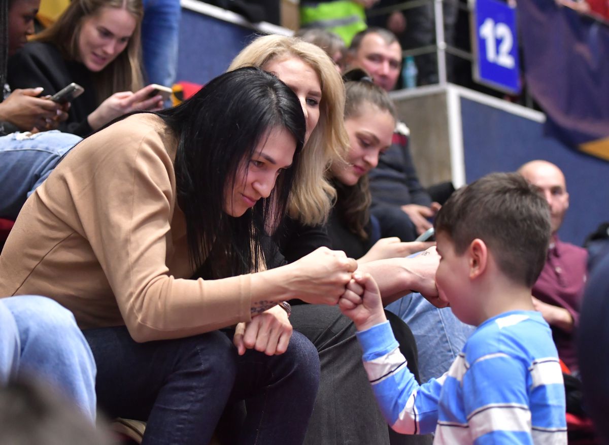 Pus pe glume după ce a văzut-o pe Cristina Neagu la meciul lui Dinamo: „Poate juca împotriva noastră, dacă nu o poate face împotriva Rapidului”