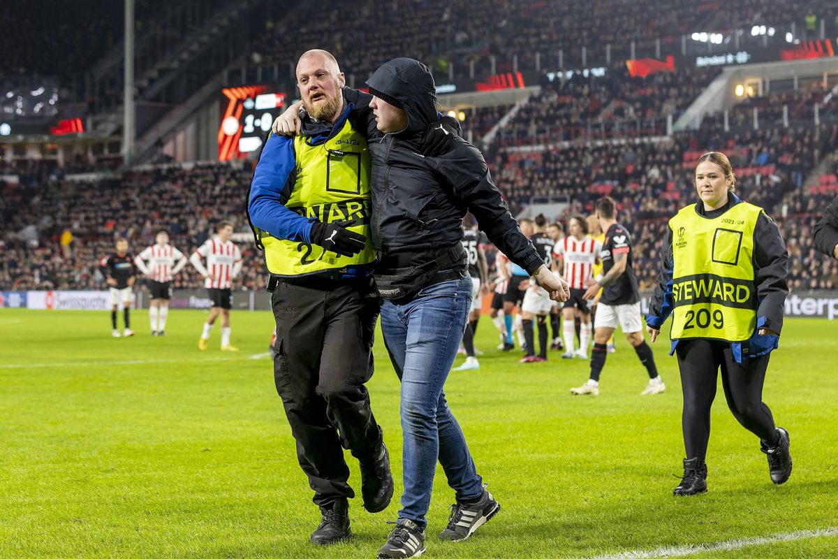 Dmitrovic, atacat de un fan în timpul meciului PSV - Sevilla