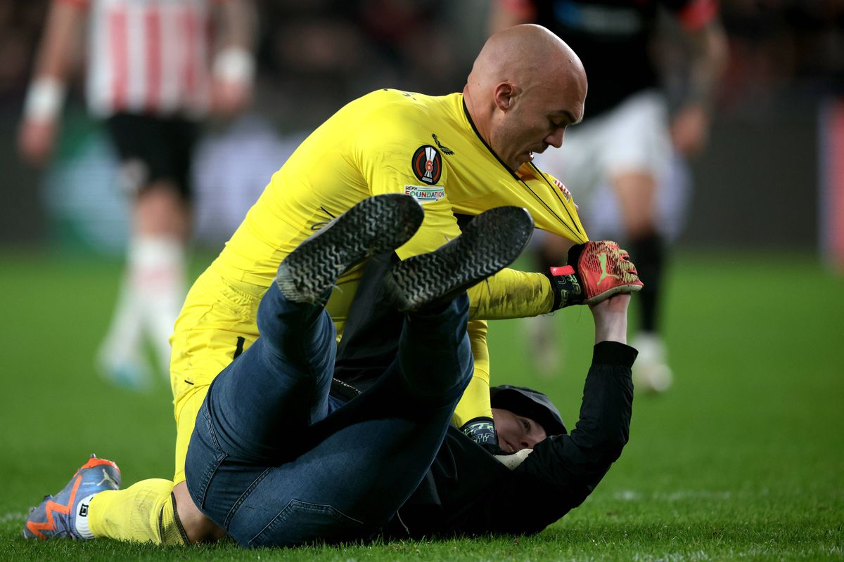 Dmitrovic, atacat de un fan în timpul meciului PSV - Sevilla