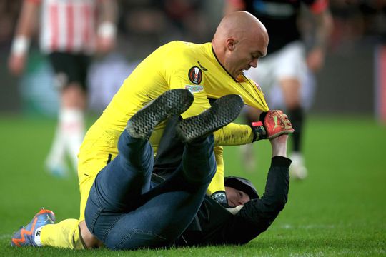 Marko Dmitrovic, portarul de la Sevilla, a fost atacat de un huligan în timpul meciului cu PSV, din Europa League/ foto Imago Images