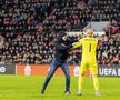 Moment halucinant la PSV - Sevilla » Un suporter a intrat pe teren și a încercat să-l lovească pe portar!