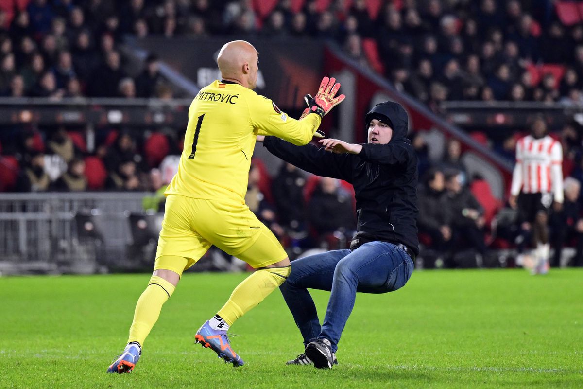 Moment halucinant la PSV - Sevilla » Un suporter a intrat pe teren și a încercat să-l lovească pe portar!