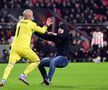 Dmitrovic, atacat de un fan în timpul meciului PSV - Sevilla