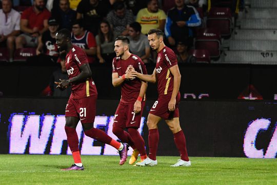 Adrian Păun (numărul 7) este convins că trupa condusă de Dan Petrescu (55 de ani) va trece de Lazio și se va califica în „optimile” de finală din UEFA Europa Conference League. 
Foto: Imago