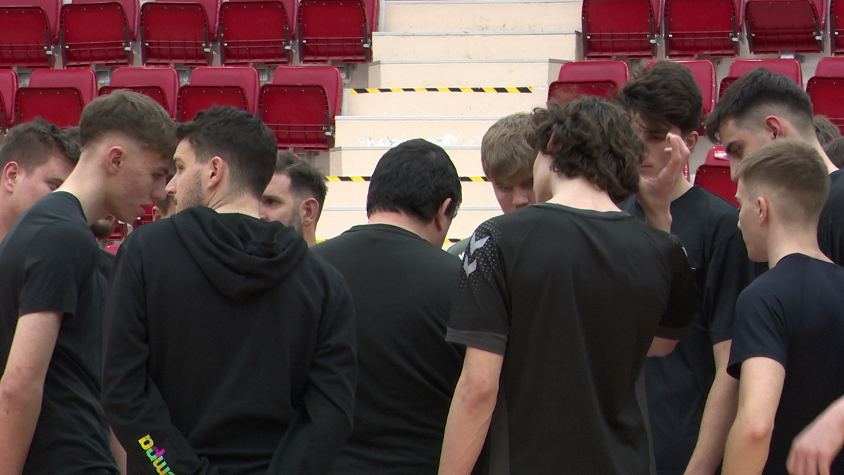 Nepotul lui Marian Cozma a semnat cu Dinamo, are aproape doi metri și poartă 49,5 la picior! » „L-am visat că venise să mă vadă la meci”