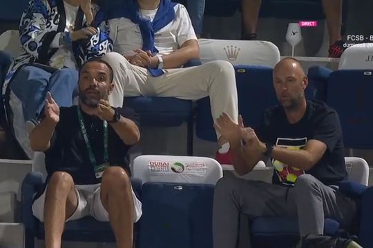 Ion Alexandru Țiriac a trăit la intensitate maximă semifinala jucată la Dubai de partenera lui, Sorana Cîrstea (33 de ani, 22 WTA), împotriva italiencei Jasmine Paolini (28 de ani, 26 WTA) / FOTO: Captură TV @Digi Sport 2