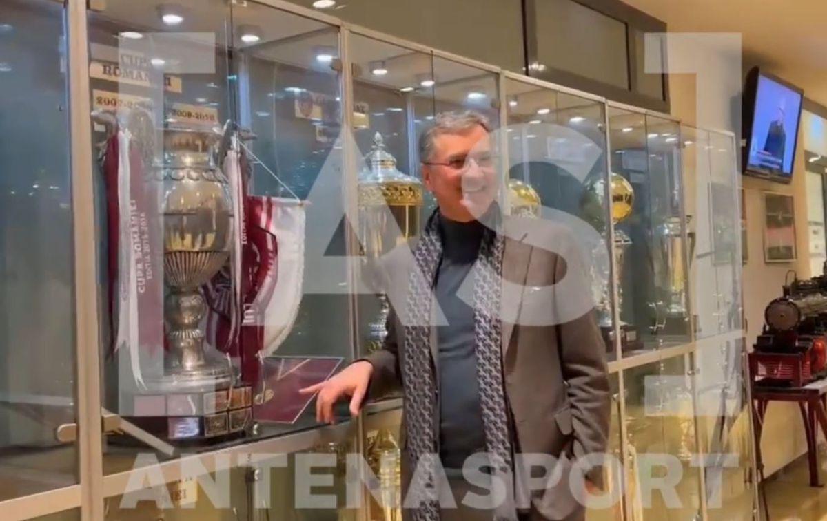 FOTO Eugen Voicu, fotografiat de Andrei Nicolescu alături de trofeele lui CFR Cluj, înainte de meciul lui Dinamo