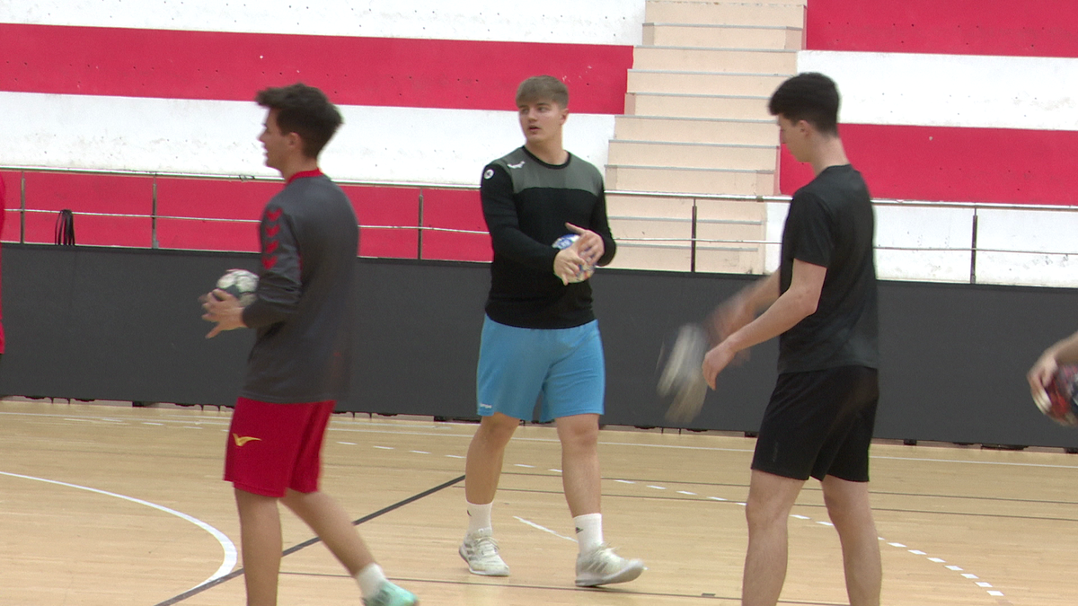 Nepotul lui Marian Cozma a semnat cu Dinamo, are aproape doi metri și poartă 49,5 la picior! » „L-am visat că venise să mă vadă la meci”