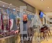 Eugen Voicu, fotografiat de Andrei Nicolescu alături de trofeele lui CFR Cluj Capturi Antena Sport