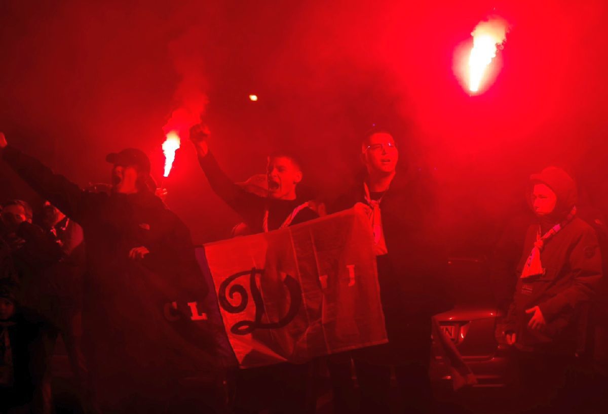 „Câinii” nu se joacă! Imagini spectaculoase surprinse la Cluj » „Infern” în fața hotelului lui Dinamo