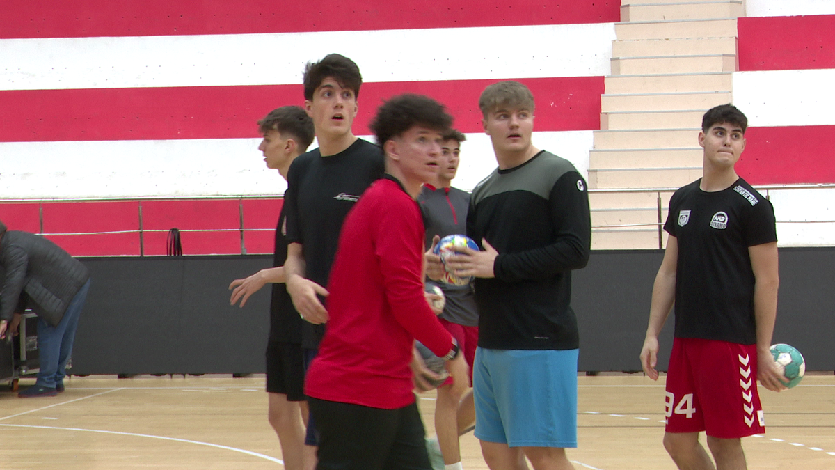 Nepotul lui Marian Cozma a semnat cu Dinamo, are aproape doi metri și poartă 49,5 la picior! » „L-am visat că venise să mă vadă la meci”