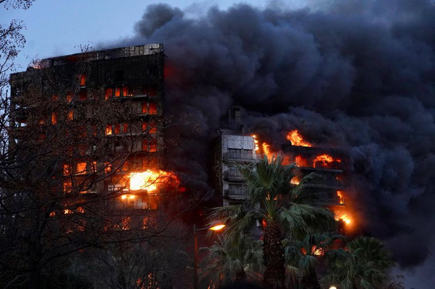 Un incendiu a mistuit două blocuri din Valencia. Cel puțin 4 oameni au murit (foto: Imago)