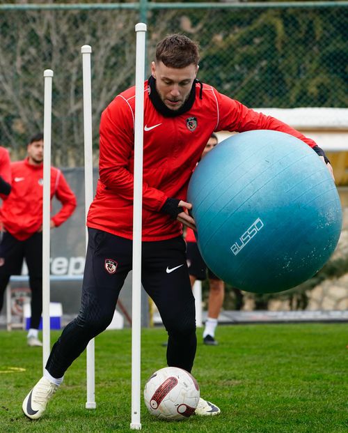Alex Maxim va evolua și în sezonul viitor la echipa lui Marius Șumudică. Foto: Gaziantep FK