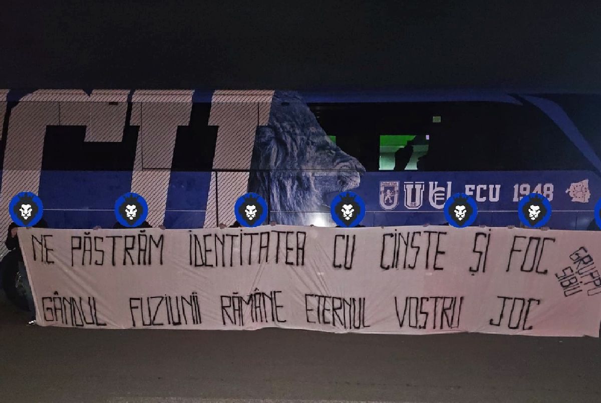 Joi noapte, la Sibiu » Ultrașii rivalei, mesaj de lângă autocarul lui FCU Craiova: „Gândul fuziunii, eternul vostru joc”