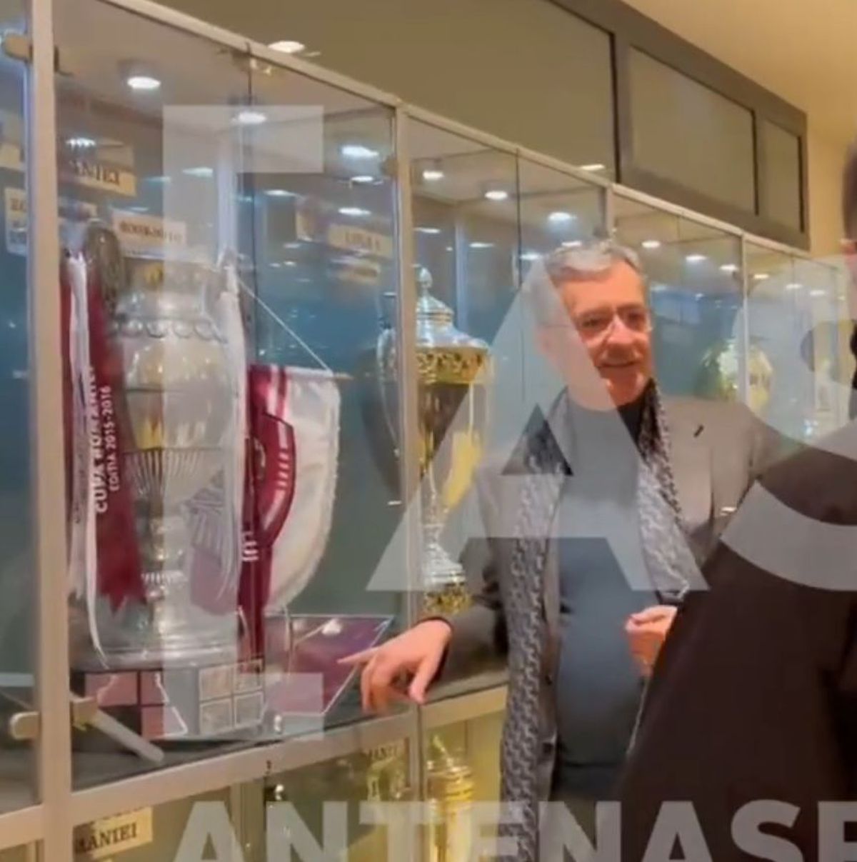 FOTO Eugen Voicu, fotografiat de Andrei Nicolescu alături de trofeele lui CFR Cluj, înainte de meciul lui Dinamo