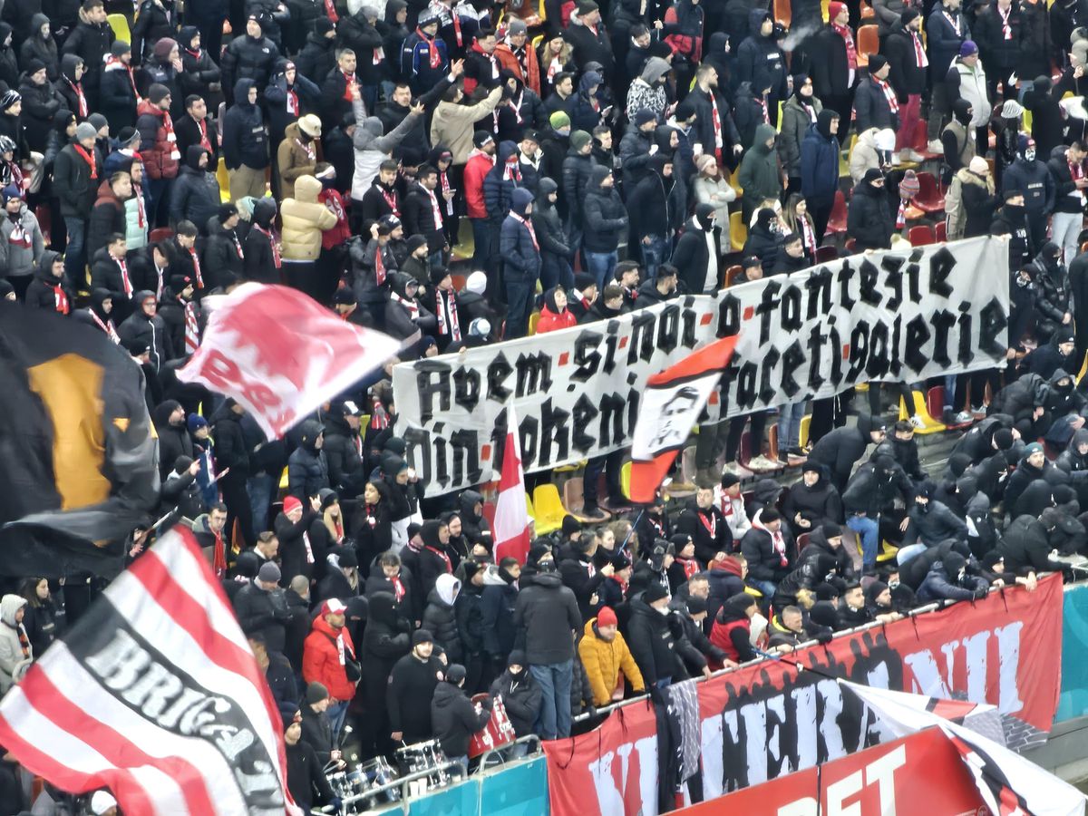 Toate mesajele galeriilor din FCSB - Dinamo » Ironii nemiloase ale fanilor: „Peluza voastră e ca POS-ul”