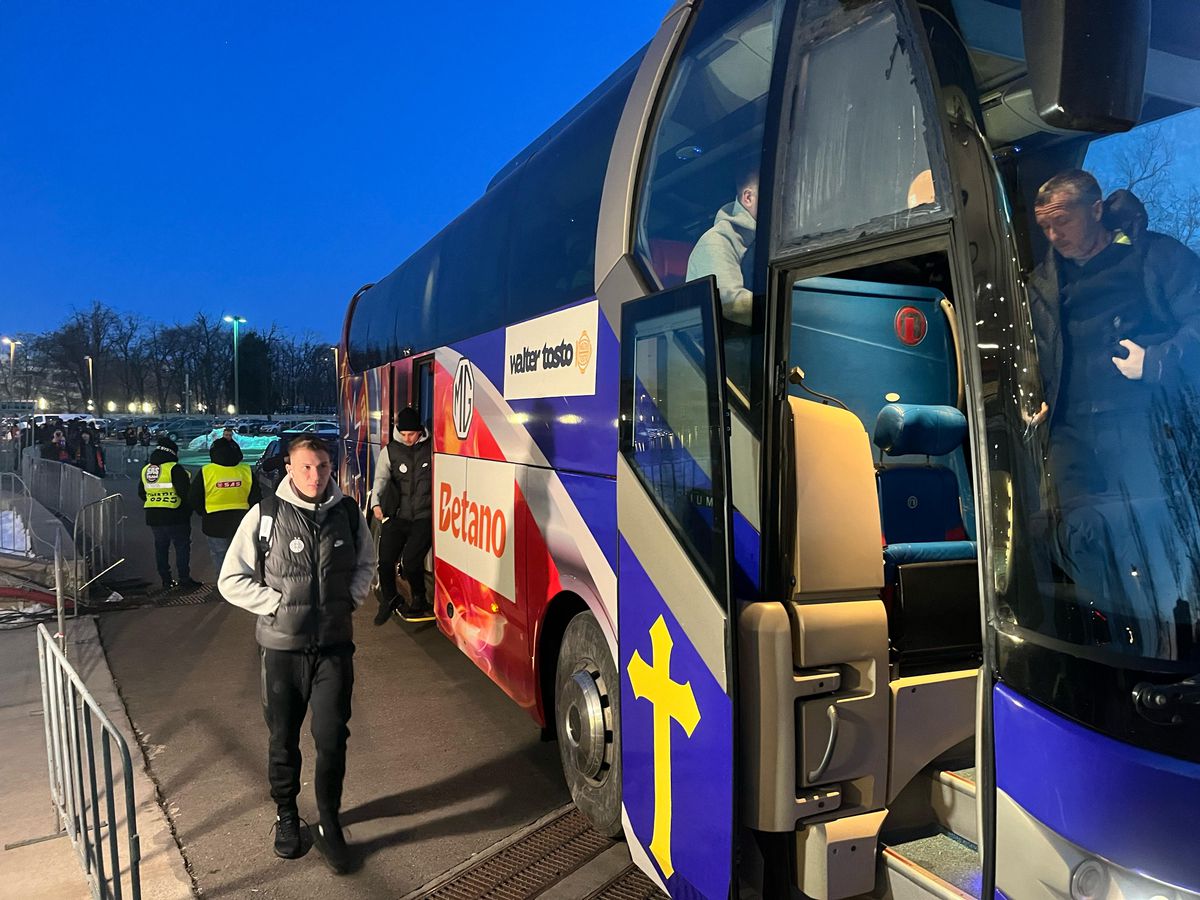 Eșarfele pe care le vinde Peluza Nord înainte de derby-ul cu Dinamo » Mesaje împotriva lui Dinamo