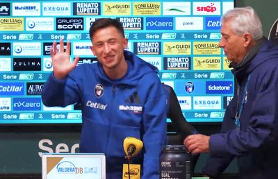 Olimpiu Moruțan, aplaudat la scenă deschisă de o sală plină de jurnaliști