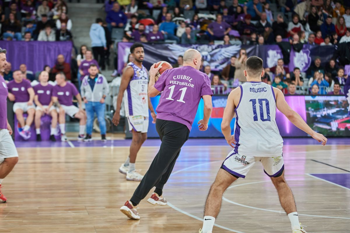 Eveniment inedit la Pitești Arena! Duel între fani și jucători