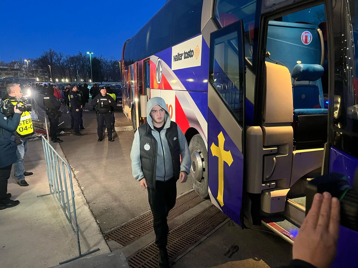 Eșarfele pe care le vinde Peluza Nord înainte de derby-ul cu Dinamo » Mesaje împotriva lui Dinamo