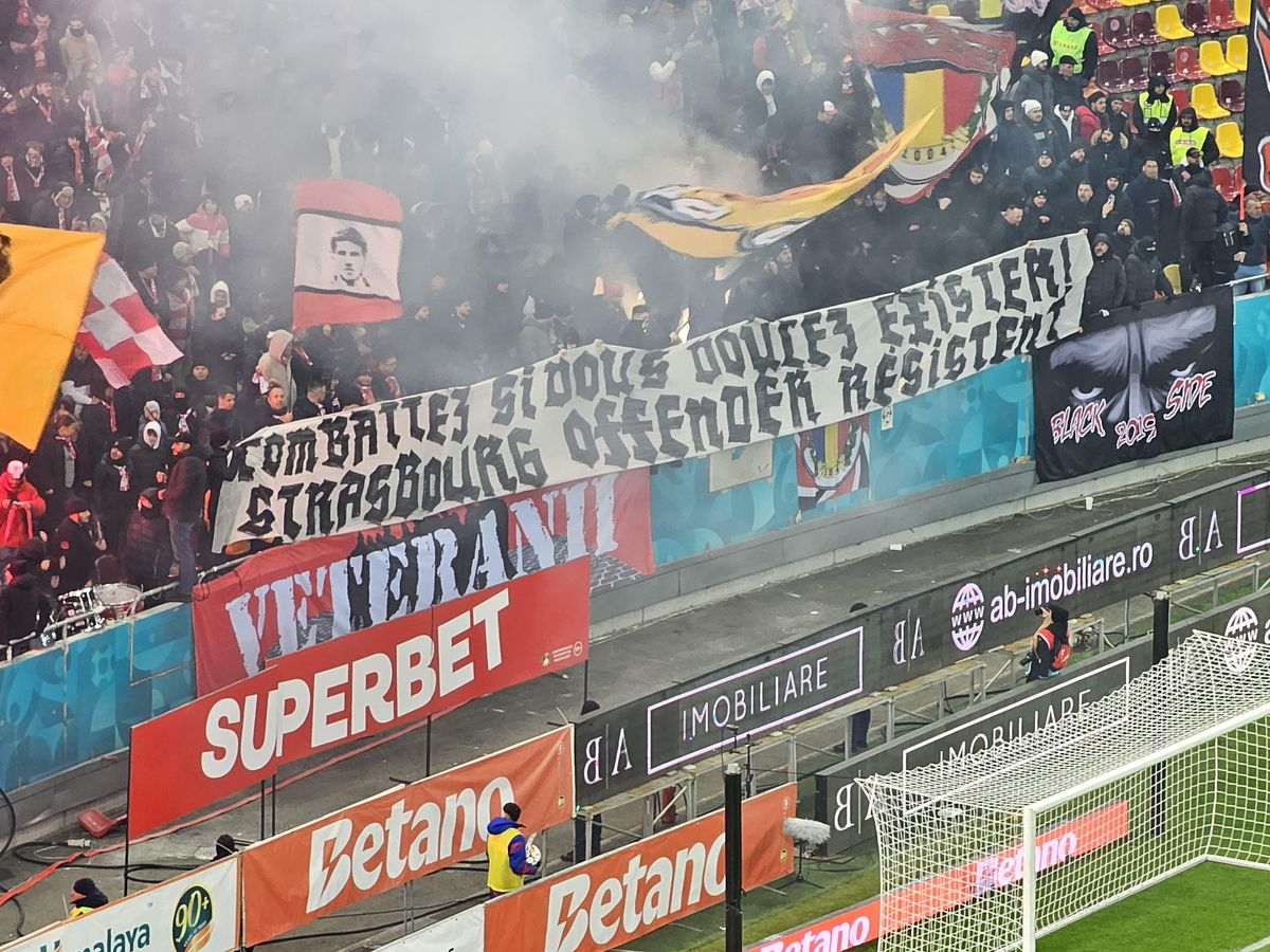 Toate mesajele galeriilor din FCSB - Dinamo » Ironii nemiloase ale fanilor: „Peluza voastră e ca POS-ul”