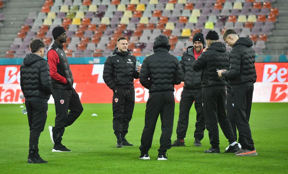 Eșarfele pe care le vinde Peluza Nord înainte de derby-ul cu Dinamo » Mesaje împotriva lui Dinamo