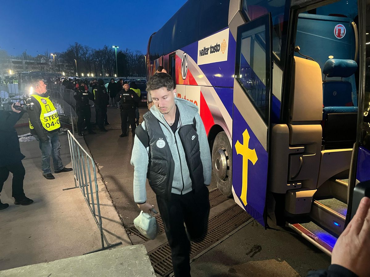 Eșarfele pe care le vinde Peluza Nord înainte de derby-ul cu Dinamo » Mesaje împotriva lui Dinamo