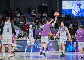 Eveniment inedit în Pitești Arena! Peste 1000 de oameni au asistat la duelul dintre jucători și fani: antrenorul și-a scos telefonul să își sune familia