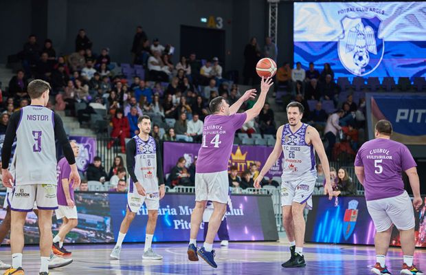 Eveniment inedit în Pitești Arena! Peste 1000 de oameni au asistat la duelul dintre jucători și fani: antrenorul și-a scos telefonul să își sune familia