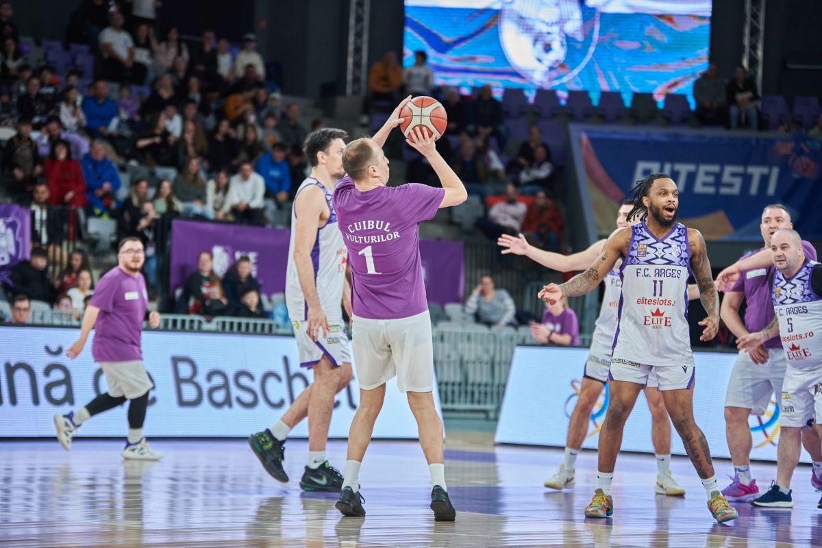 Eveniment inedit în Pitești Arena! Peste 1000 de oameni au asistat la duelul dintre jucători și fani: antrenorul și-a scos telefonul să își sune familia