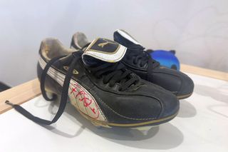 Demersul care le-a unit pe FCSB și Dinamo la Derby de România. Florentin Petre și-a donat ultima pereche de ghete din carieră, Pintilii a pus în joc ultimul tricou