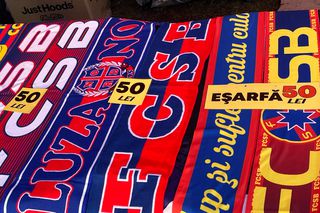 Eșarfele pe care le vinde Peluza Nord înainte de derby-ul cu Dinamo » Mesaje împotriva lui Dinamo