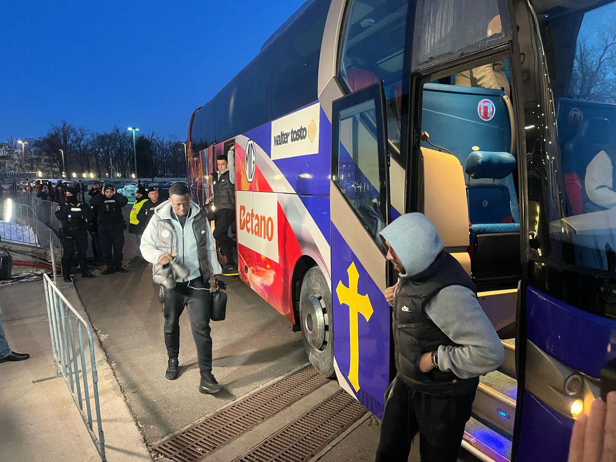 Eșarfele pe care le vinde Peluza Nord înainte de derby-ul cu Dinamo » Mesaje împotriva lui Dinamo