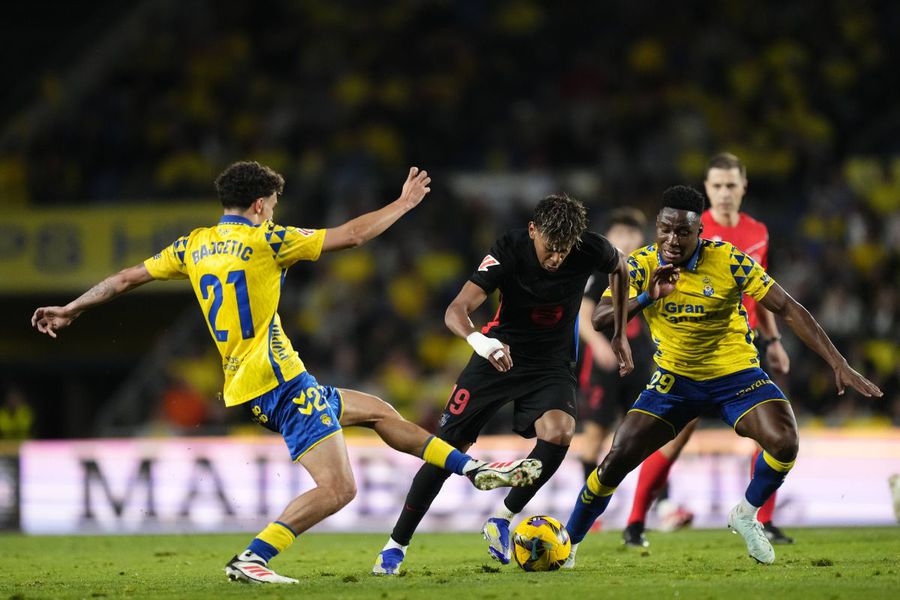 Lamine Yamal slalomează printre doi adversari / Foto: Imago Lamine Yamal are un vis legat de Real Madrid: „Ar fi grozav să se întâmple așa!” + Ce culoare va avea prima lui mașină