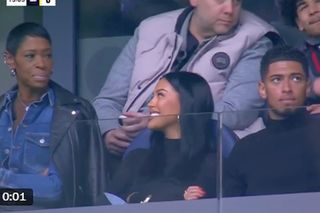 Suspendat pentru că a înjurat arbitrul, Bellingham a venit la meci alături de noua iubită. Cum au fost surprinși de camere