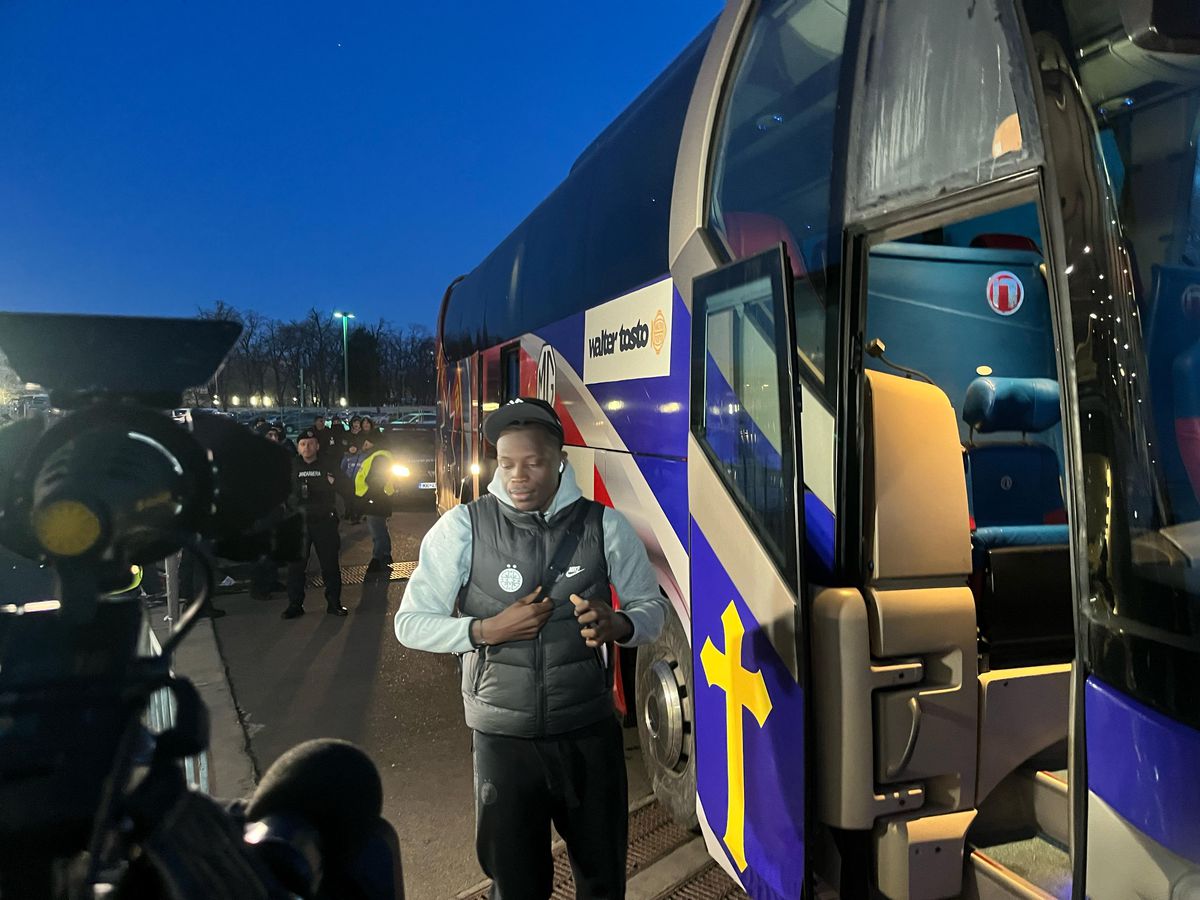 Eșarfele pe care le vinde Peluza Nord înainte de derby-ul cu Dinamo » Mesaje împotriva lui Dinamo