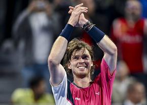 Cuvântul magic scris pe încălțăminte care l-a condus pe Andrey Rublev spre titlul de la Doha: „Am furat asta de la Steph Curry”