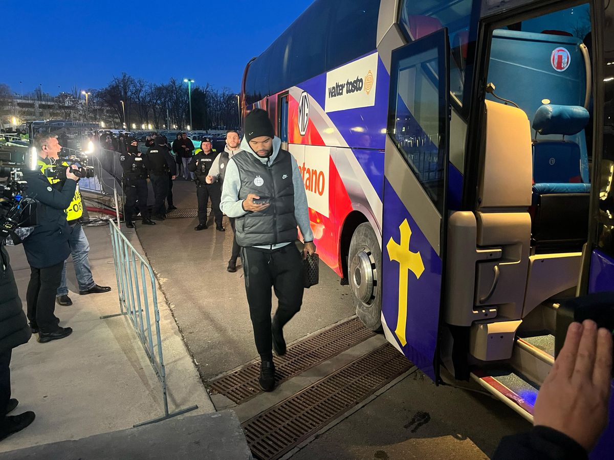 Eșarfele pe care le vinde Peluza Nord înainte de derby-ul cu Dinamo » Mesaje împotriva lui Dinamo