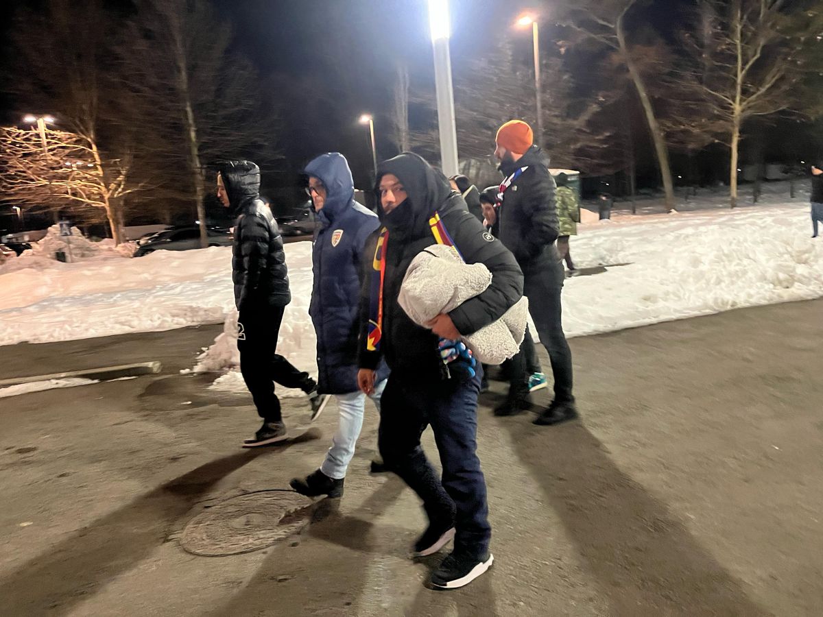 Eșarfele pe care le vinde Peluza Nord înainte de derby-ul cu Dinamo » Mesaje împotriva lui Dinamo