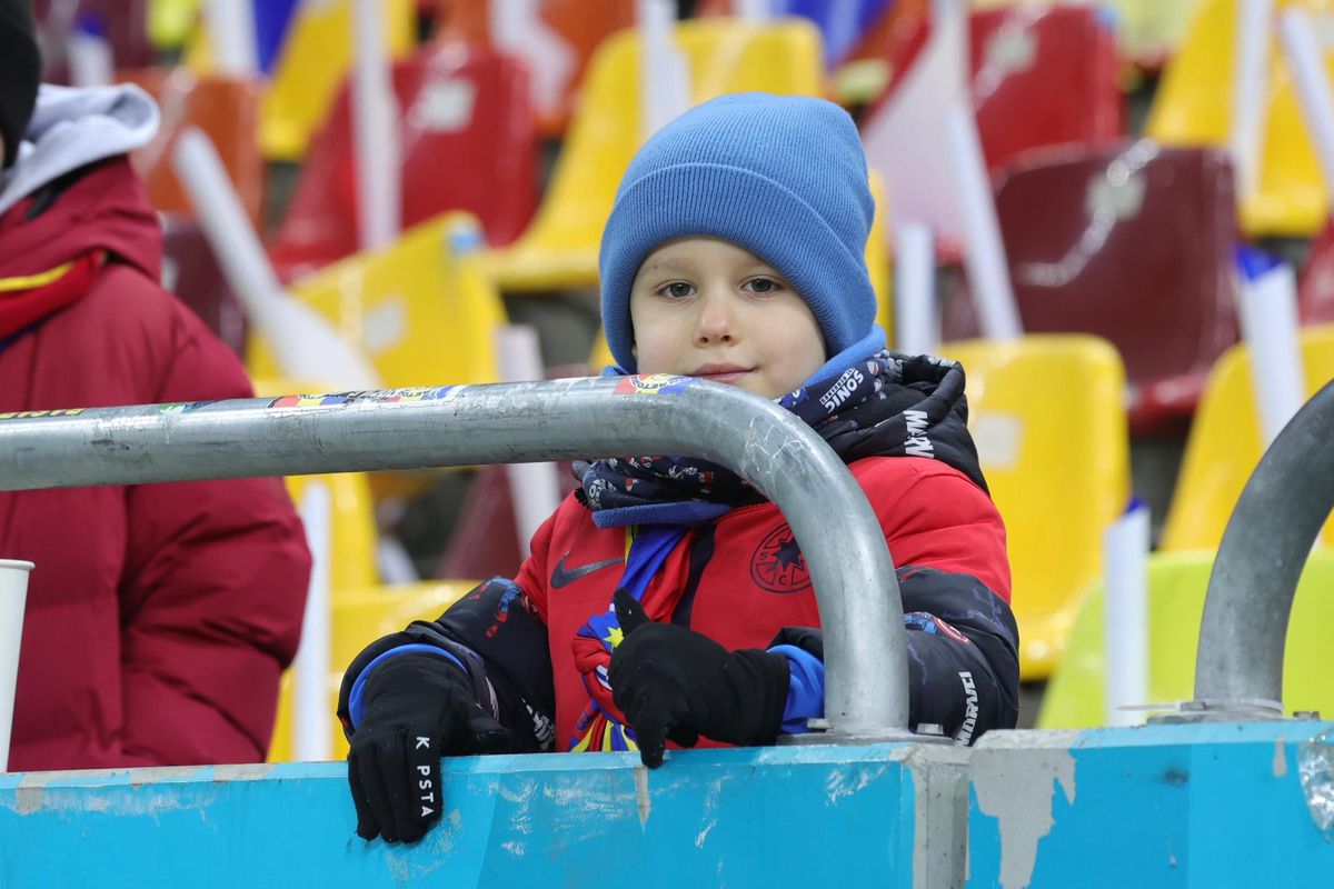 Eșarfele pe care le vinde Peluza Nord înainte de derby-ul cu Dinamo » Mesaje împotriva lui Dinamo