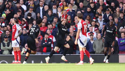 Bowen jubliează, după gol, jucătorii lui Arsenal, fără replică / Foto: Imago